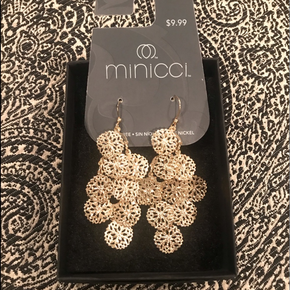Light weight earrings